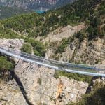 Διασχίζοντας τον γκρεμό και τη γέφυρα που οδηγεί στην Αγία Δευτέρα Ψηλόβραχου. Στο βάθος διακρίνεται τμήμα της λίμνης Κρεμαστών.
