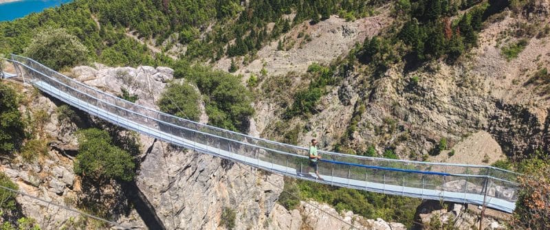 Διασχίζοντας τον γκρεμό και τη γέφυρα που οδηγεί στην Αγία Δευτέρα Ψηλόβραχου. Στο βάθος διακρίνεται τμήμα της Λίμνης Κρεμαστών
