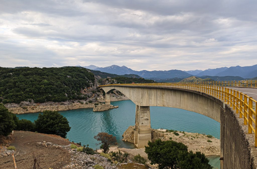 Η γέφυρα Τατάρνας στην τεχνητή λίμνη Κρεμαστών.