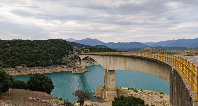 Η γέφυρα Τατάρνας στην τεχνητή λίμνη Κρεμαστών.