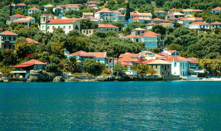 O κύριος οικισμός στο νησί Κάλαμος Λευκάδας.