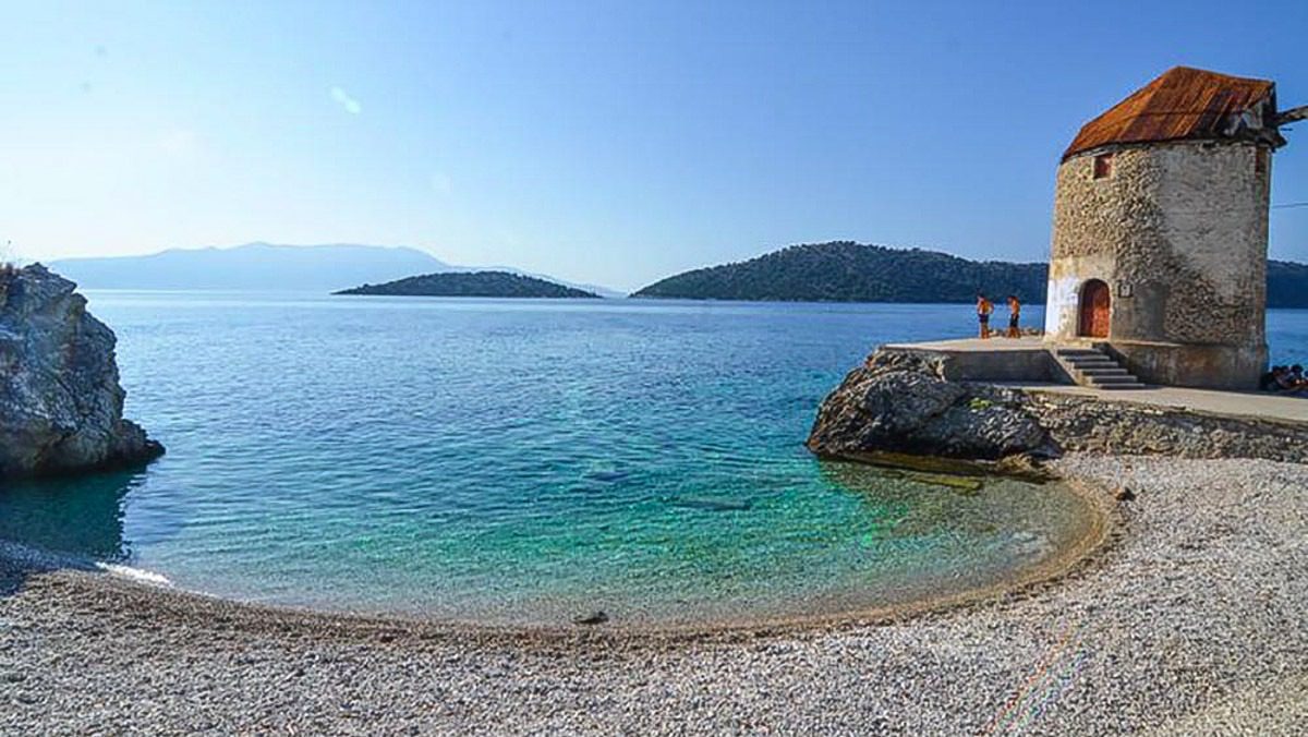Ο παλιός ανεμόμυλος στην παραλία Αγραπιδιά στο νησί Κάλαμος Λευκάδας - Photo credits: ioniancharters