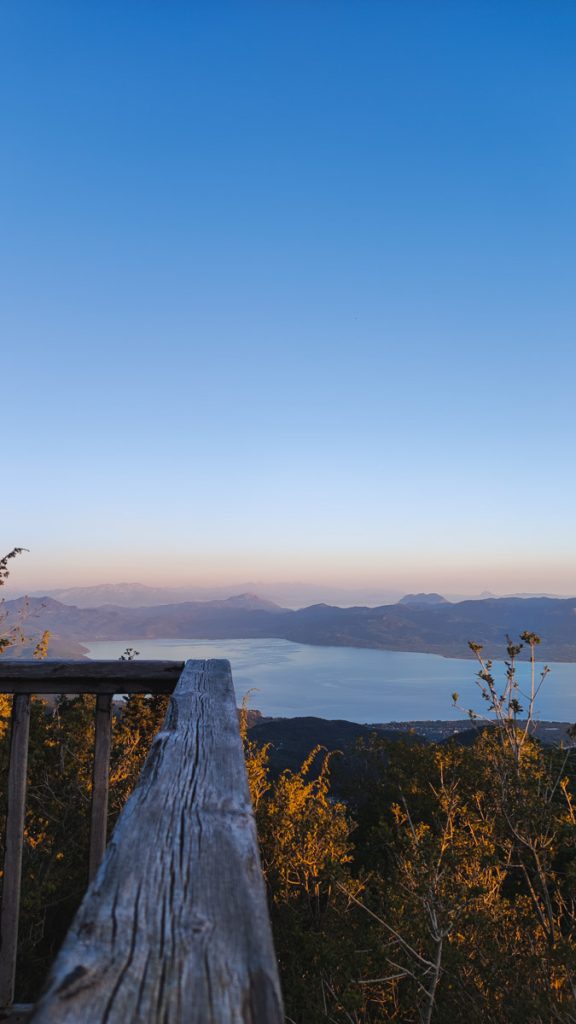 Η θέα στην λίμνη Τριχωνίδα απο το καταφύγιο του Παναιτωλικού όρους.