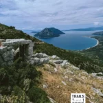 Η ακρόπολη της Αλυζίας πάνω απο τον Μύτικα. Στο βάθος το νησί Κάλαμος