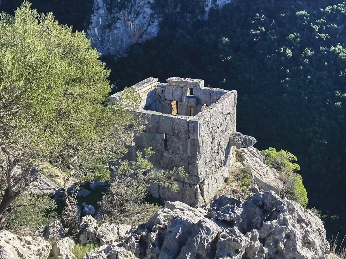 Ο Αμυντικός Πύργος αρχαίας Αλυζίας - Πηγή: Ελληνικό Πανόραμα