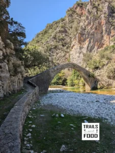 Φτάνωντας στο πέτρινο γεφύρι Αρτοτίβας