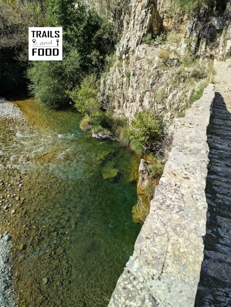 Η θέα απο την κορυφή του γεφυριού της Αρτοτίβας