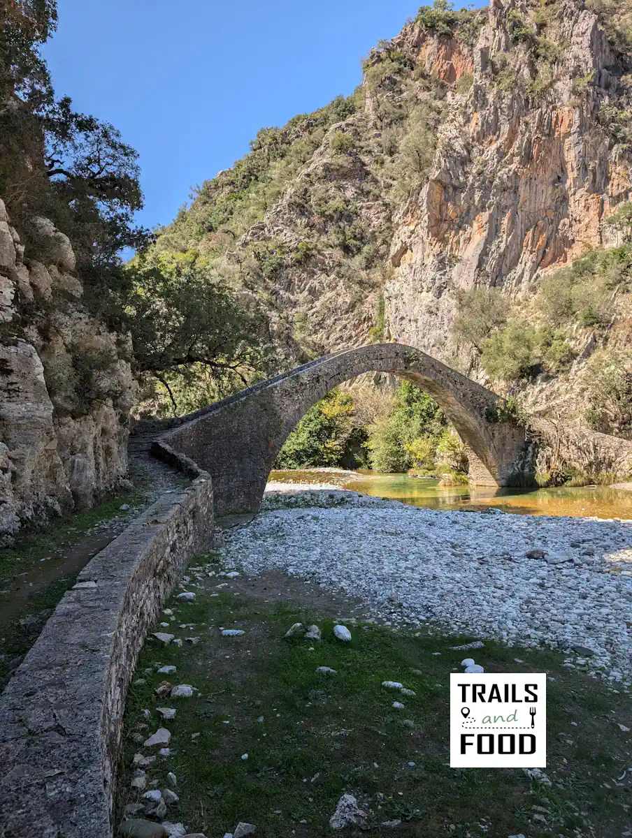 Φτάνωντας στο πέτρινο γεφύρι Αρτοτίβας